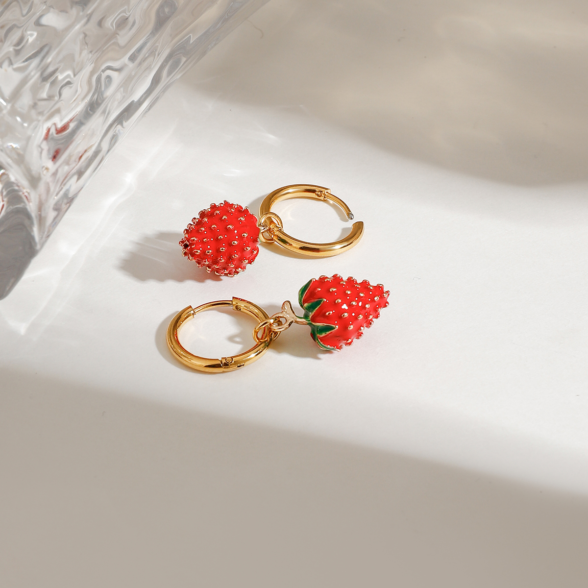 Sweet Strawberry – detail náušnic s červenou jahůdkou